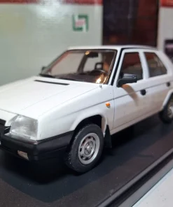 Skoda 1989 Favorit 124141 Whitebox 1:24